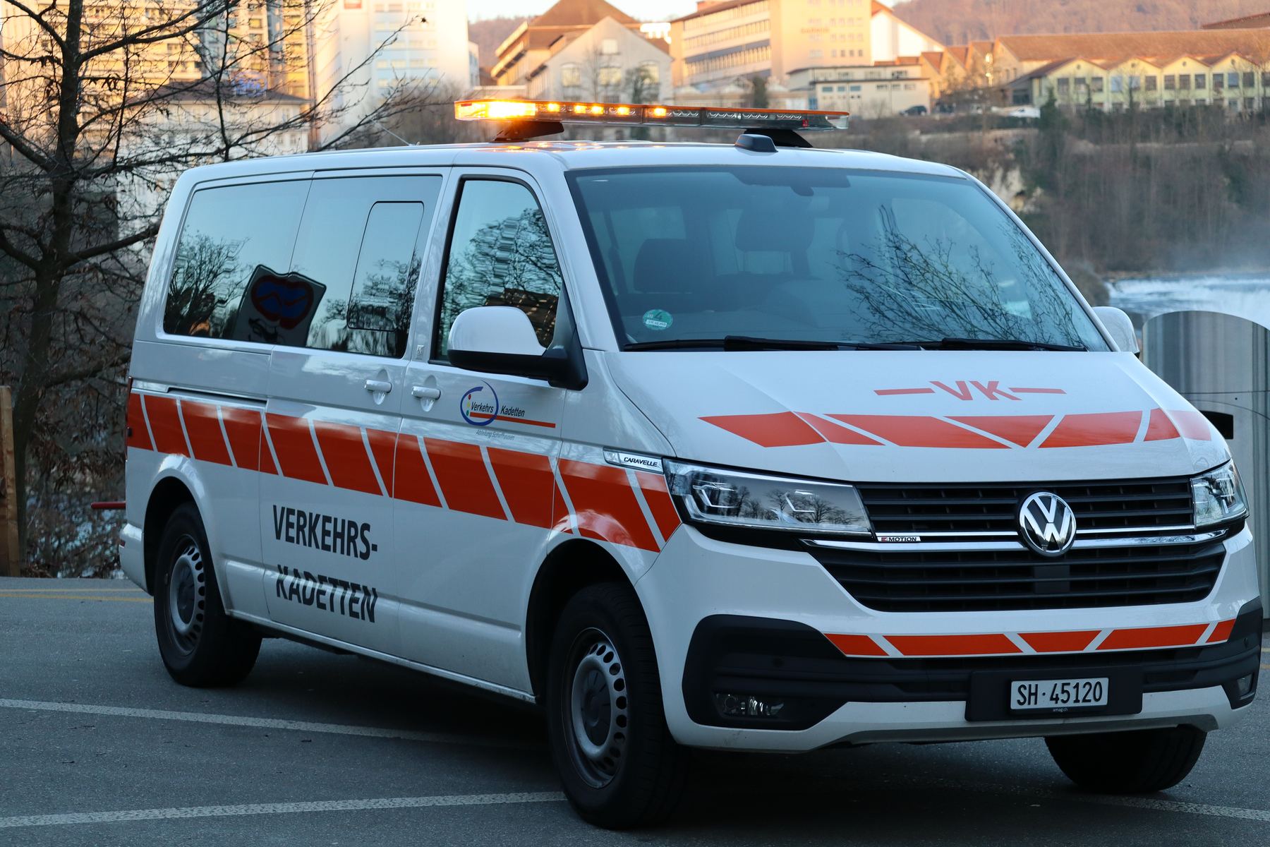 Einsatzfahrzeug der Verkehrskadetten in der Dämmerung