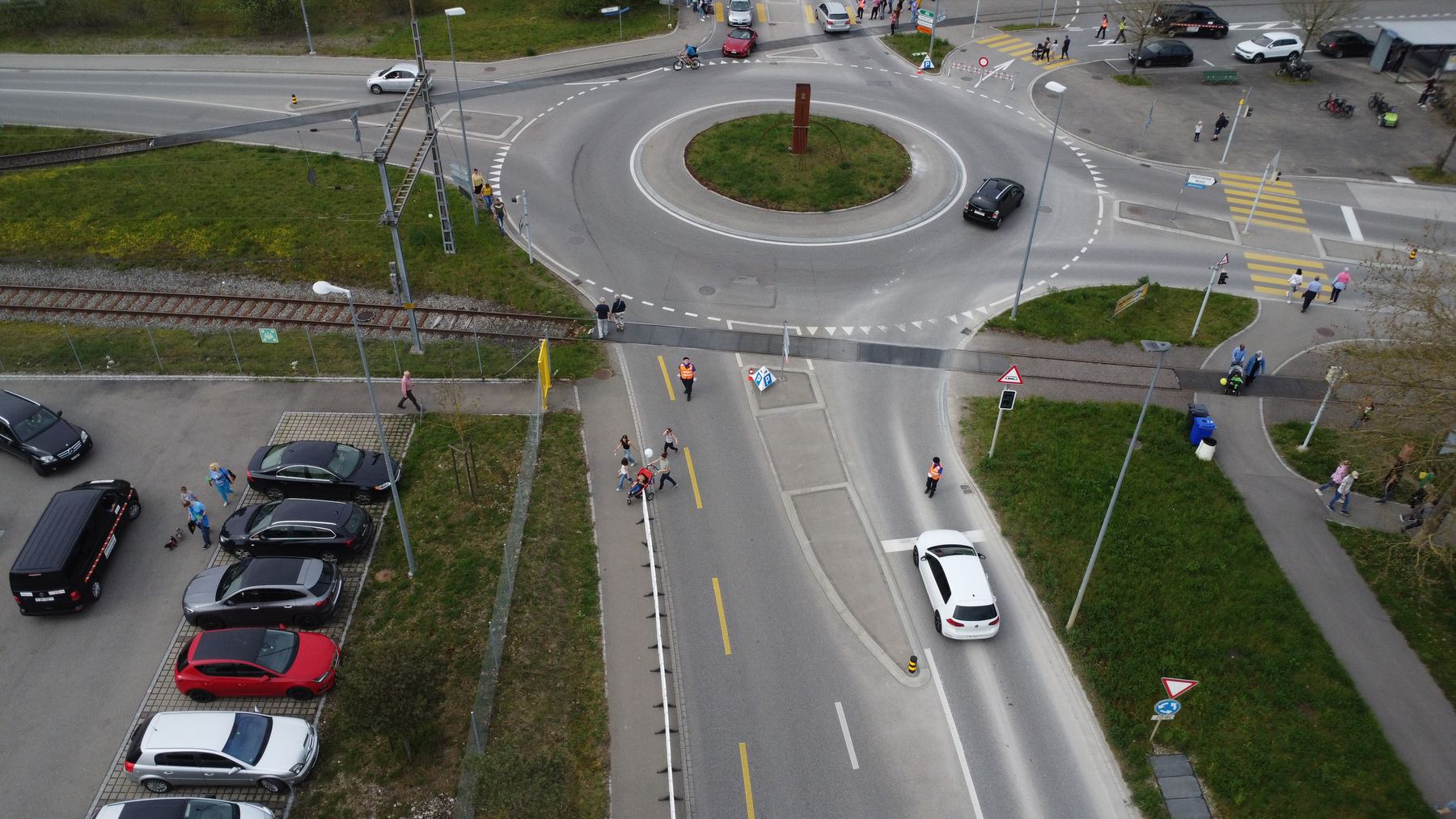 Luftaufnahme eines Kreisels mit Verkehrsdienst
