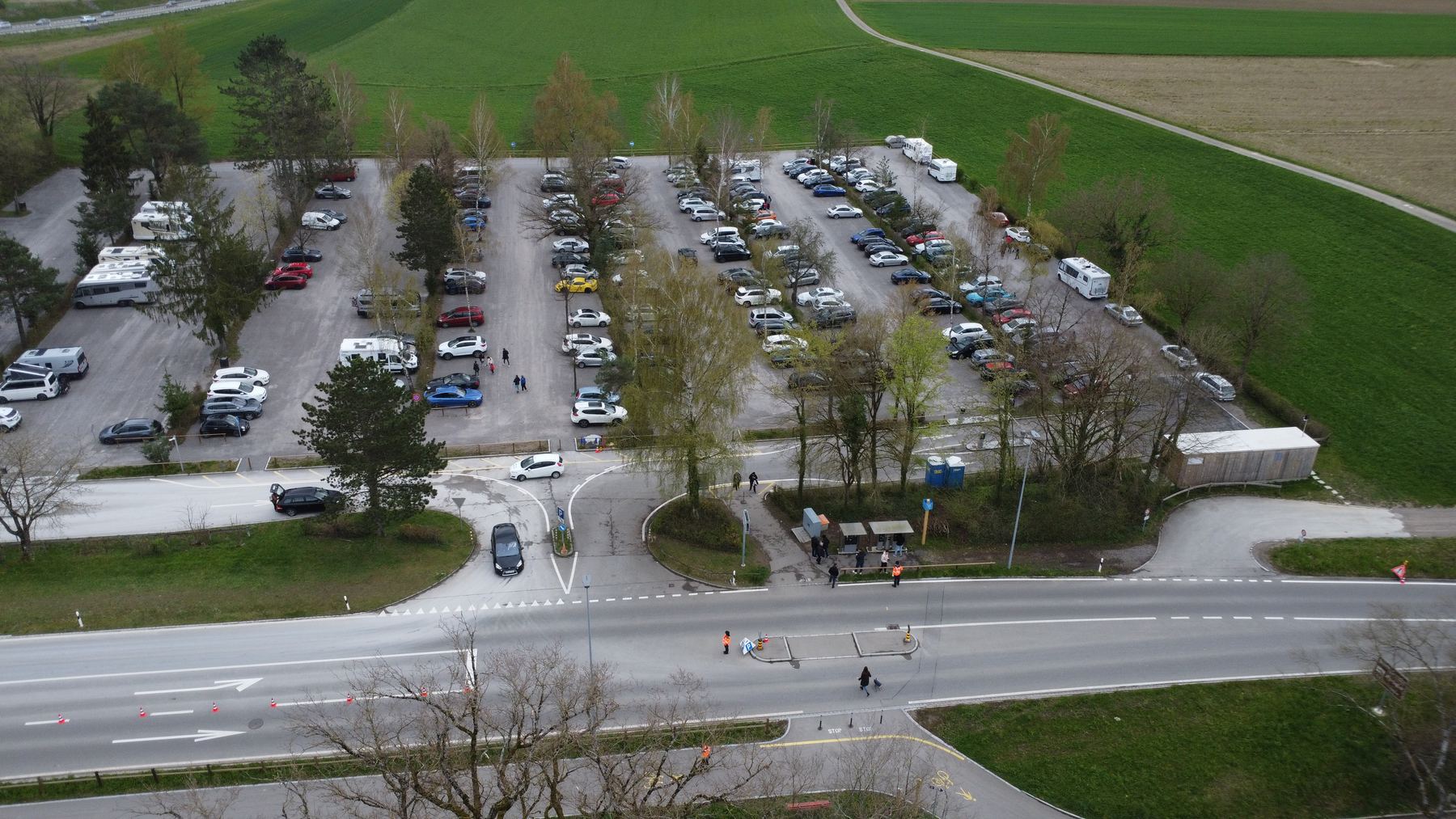 Luftaufnahme eines Parkplatz-Einsatzes