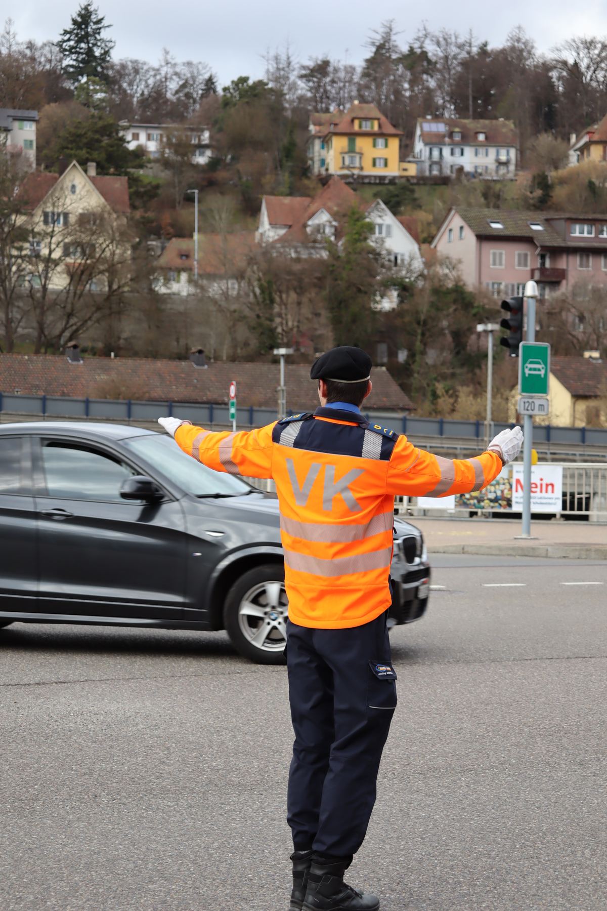 Verkehrskadett weist ein Fahrzeug ein
